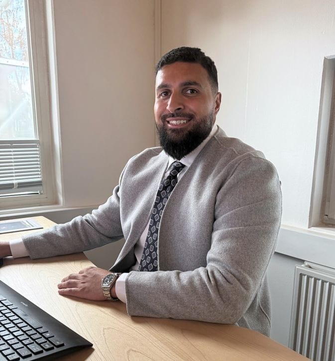 Advokat Juniad Mann hjælper forældre i tvangsfjernelser, ukn og b&u